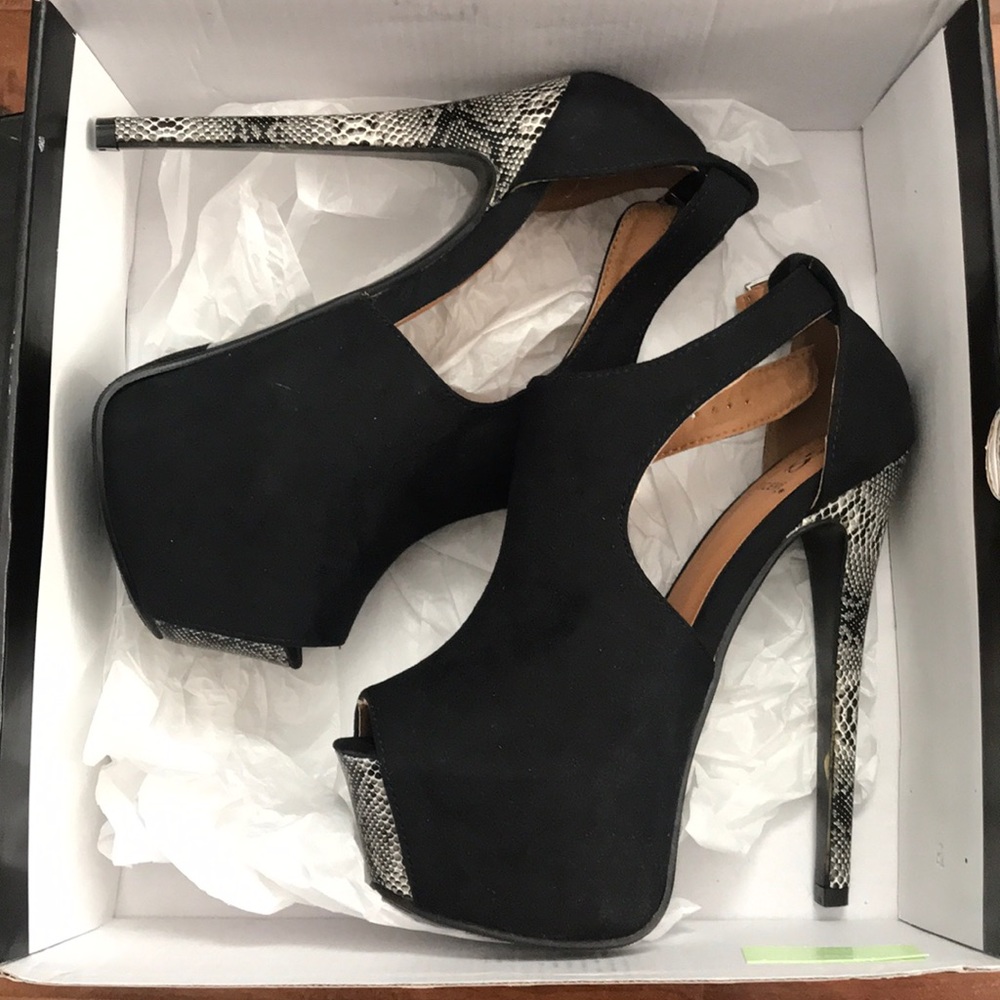 Size 6 Black & Snake Skin Heels